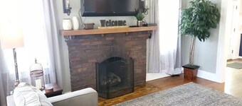 Downtown Retreat with large privacy fenced yard. Pet Friendly!