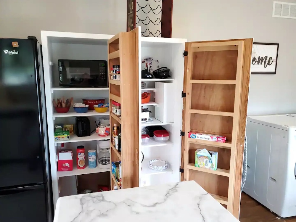 Downtown Retreat with large privacy fenced yard. Pet Friendly