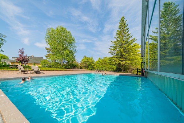 Indoor pool, outdoor pool - Horseshoe Valley Suites - The Pine (Oro-Medonte)