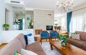 Smart TV, caminetto, impianto stereo