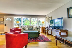 Televisión, chimenea y libros