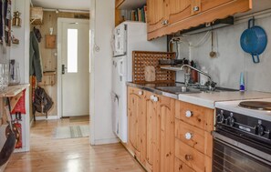 Refrigerador, parrilla de estufa y utensilios de cocina 