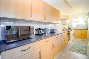 Private kitchen - Country View Cottage - sleeps 5 guests in 3 bedrooms (Beighton)