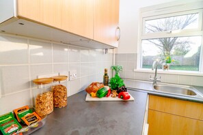 Private kitchen - Country View Cottage - sleeps 5 guests  in 3 bedrooms (Beighton)