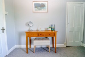 Interior - Country View Cottage - sleeps 5 guests in 3 bedrooms (Beighton)