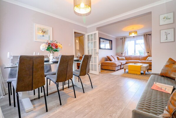 Living area - Country View Cottage - sleeps 5 guests in 3 bedrooms (Beighton)