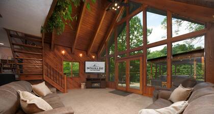 HotTub! FirePit, Private 2.5 acre Pond, 2 Kayaks! GameRoom! Slps12+