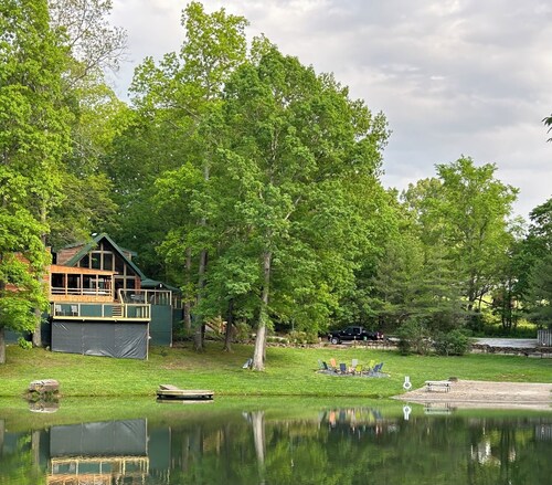 HotTub! FirePit, Private 2.5 acre Pond, 2 Kayaks! GameRoom! Slps12+