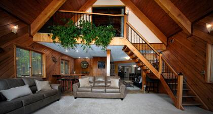 HotTub! FirePit, Private 2.5 acre Pond, 2 Kayaks! GameRoom! Slps12+
