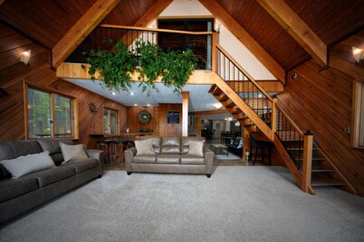 HotTub! FirePit, Private 2.5 acre Pond, 2 Kayaks! GameRoom! Slps12+