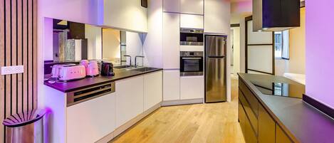 Een koelkast, een magnetron, een oven, een kookplaat