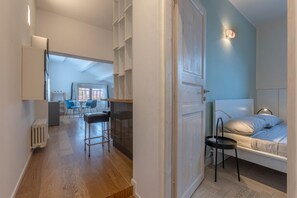 1 habitación, escritorio y tabla de planchar con plancha 