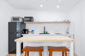 Kühlschrank, Mikrowelle, Ofen, Herdplatte