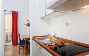 Refrigerador, microondas, parrilla de estufa y cafetera y tetera 