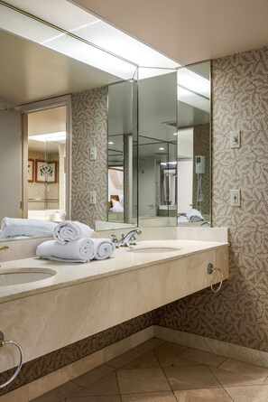 Apartment | Bathroom - Horseshoe Valley Suites - The Sierra (Oro-Medonte)