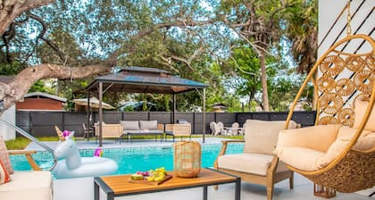 6 Bedroom Two Villas, Heated Pool 2mil to Downtown