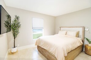 6 bedrooms, desk, iron/ironing board, travel crib