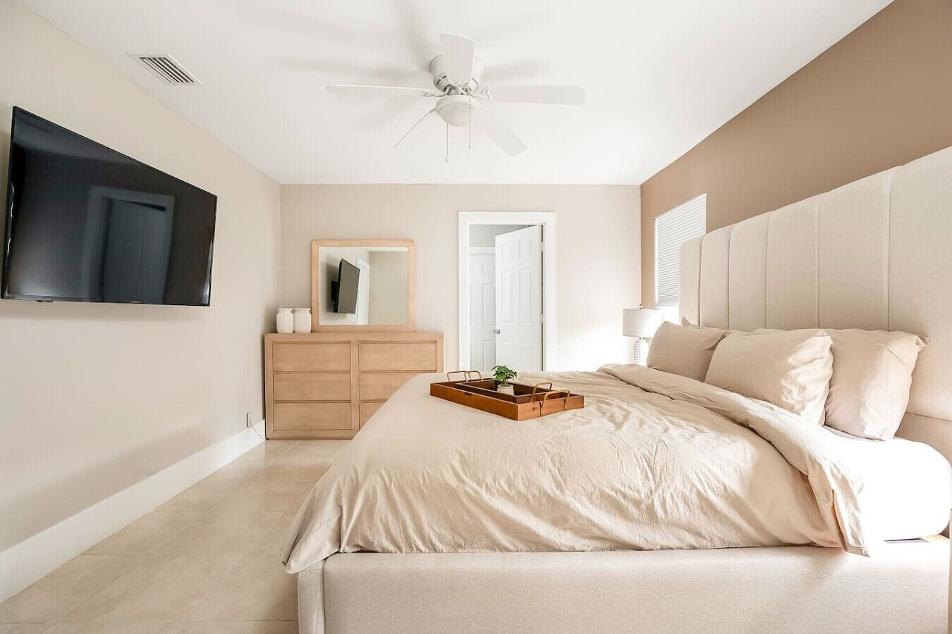 6 bedrooms, desk, iron/ironing board, travel crib