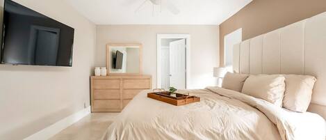 6 bedrooms, desk, iron/ironing board, travel crib