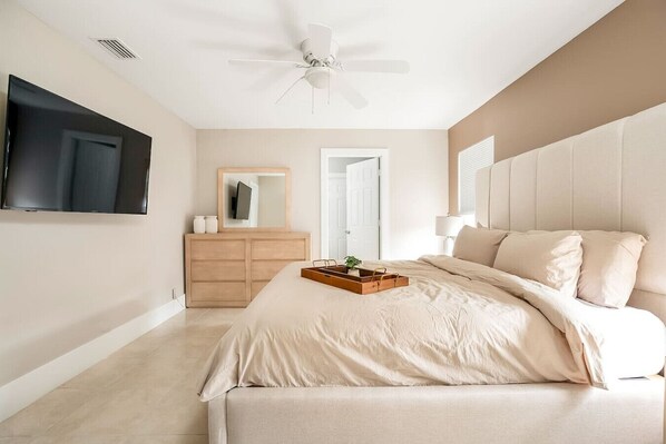 6 bedrooms, desk, iron/ironing board, travel crib