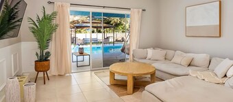 6 Bedroom Two Villas, Heated Pool 2mil to Downtown