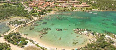 Una spiaggia nelle vicinanze