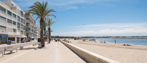 Una spiaggia nelle vicinanze