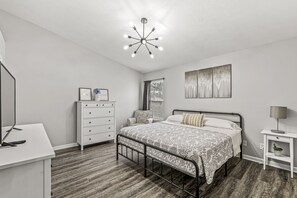 3 bedrooms, iron/ironing board, WiFi, bed sheets