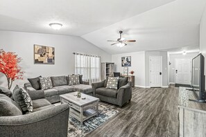 Smart TV - Charming 3-Bedroom Ranch, Steps from Klipsch Music Center Shopping and Dining (Noblesville)