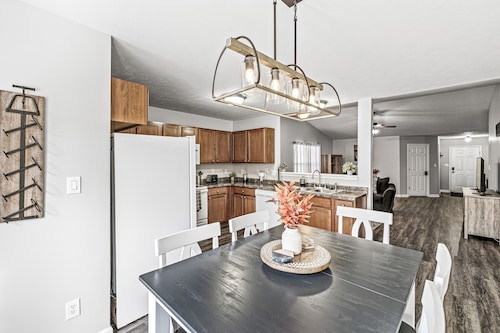 Charming 3-Bedroom Ranch, Steps from Klipsch Music Center Shopping and Dining