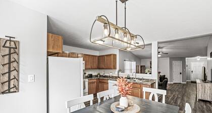 Charming 3-Bedroom Ranch, Steps from Klipsch Music Center Shopping and Dining