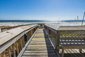 On the beach - GULF-FRONT CONDO, INDOOR AND OUTDOOR POOL! (Orange Beach)