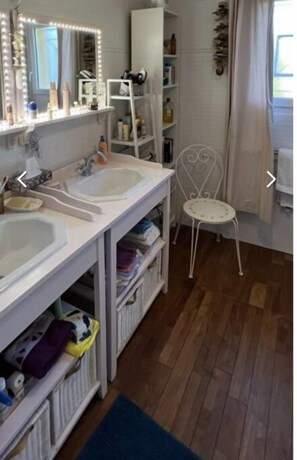 Haartrockner, Handtücher, Seife, Toilettenpapier