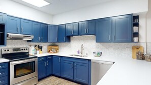 Fridge, microwave, oven, stovetop - Close to Lifts | Shuttle Stop | Renovated | Windswept 5 (Angel Fire)