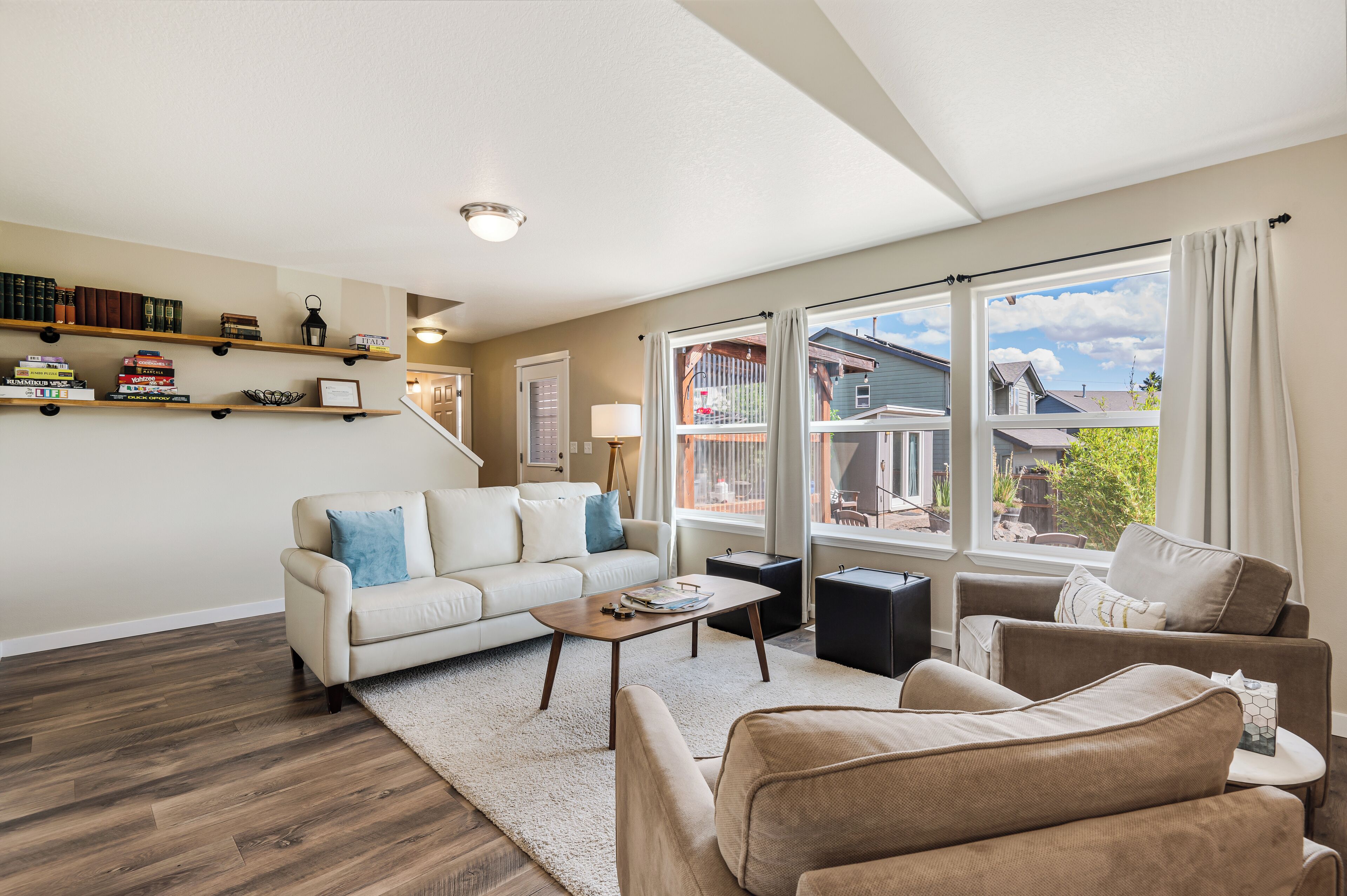 Télévision, cheminée, table de tennis de table, livres