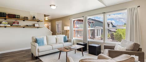 Télévision, cheminée, table de tennis de table, livres