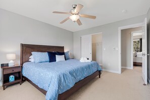 3 soverom, skrivebord, strykejern/-brett og reiseseng for barn