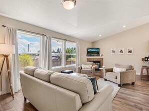 TV, fireplace, table tennis, books - Dundee Hillside Retreat (Dundee)