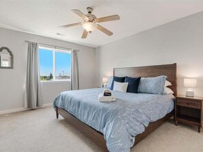 3 bedrooms, desk, iron/ironing board, travel cot - Dundee Hillside Retreat (Dundee)