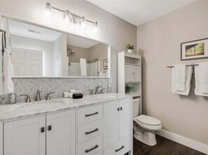 Shower, hair dryer, towels, soap - Dundee Hillside Retreat (Dundee)