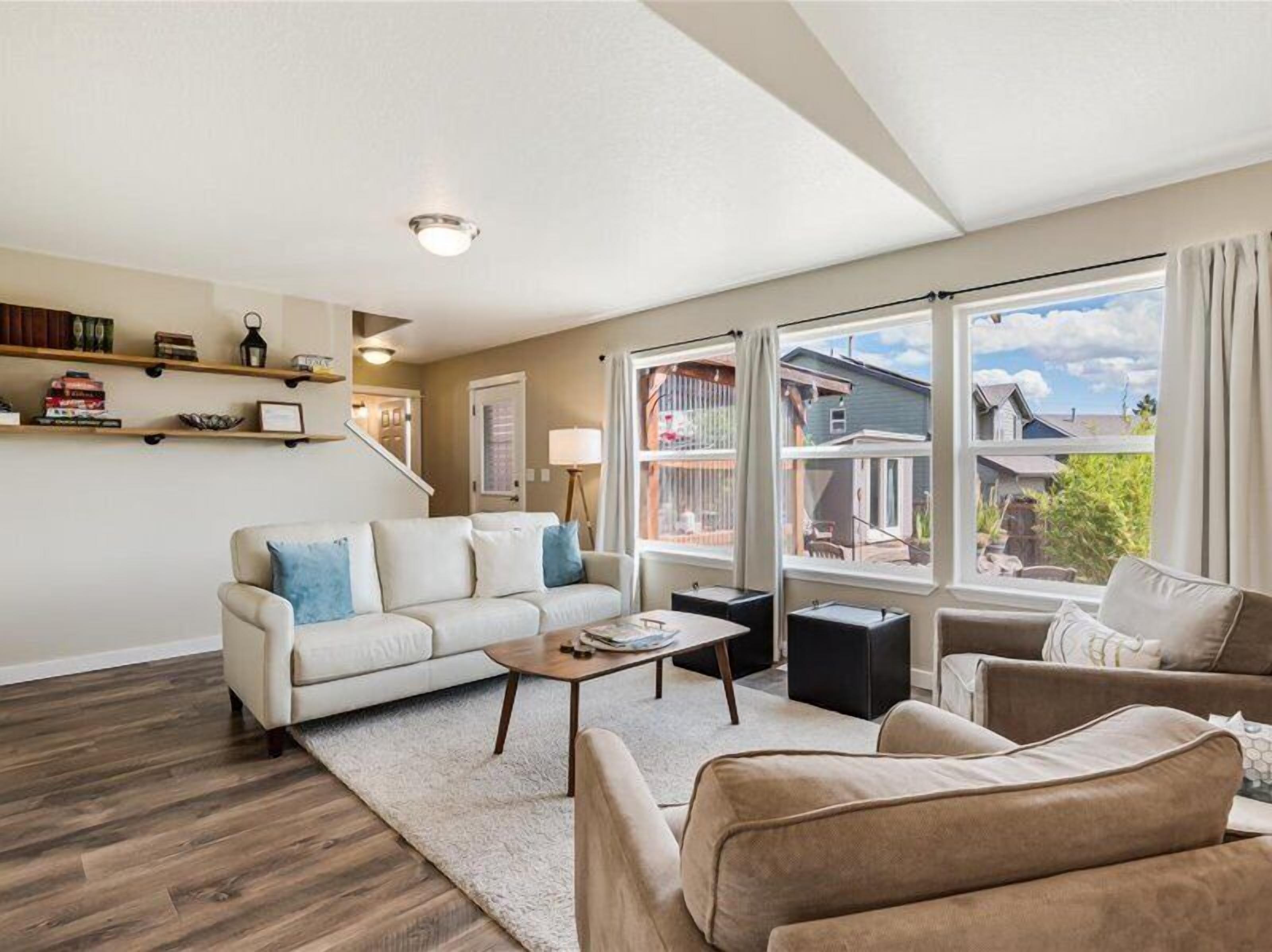 Televisión, chimenea, tenis de mesa y libros 