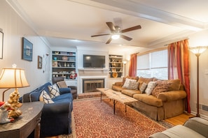 Living area - Comfortable Family Home in East Louisville (Louisville)