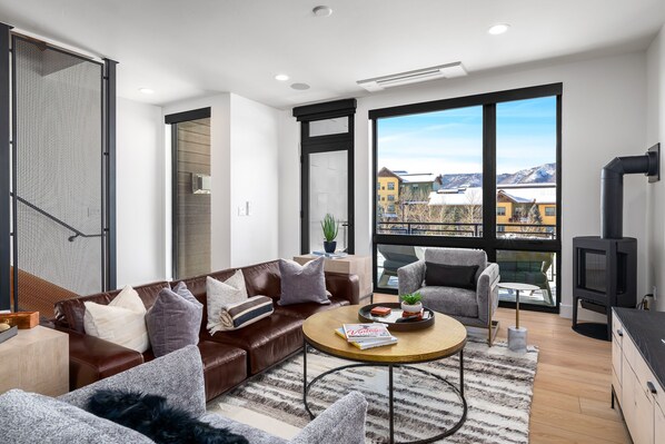 Una televisión, una chimenea