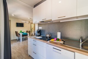 Fridge, microwave, stovetop, dishwasher