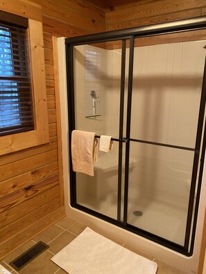 Dusche, Haartrockner, Handtücher, Seife