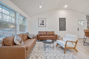 Smart TV - Modern 3-Bed Home 5 min from Downtown Raleigh! (Raleigh)