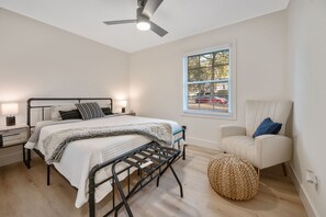 3 bedrooms, free WiFi, bed sheets - Modern 3-Bed Home 5 min from Downtown Raleigh! (Raleigh)