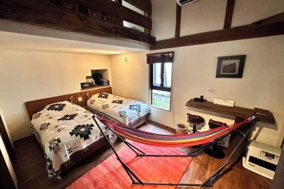1 bedroom, individually decorated, individually furnished, bed sheets