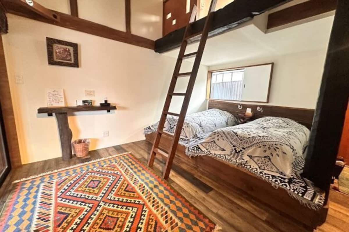 1 bedroom, individually decorated, individually furnished, bed sheets
