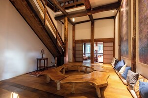 Chimenea, piso con calefacción